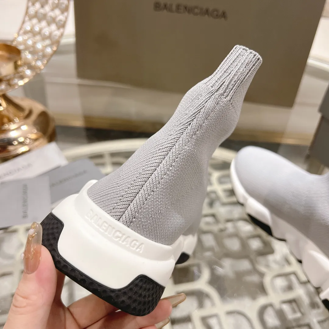 👟👟Ex-factory price 400👟👟 Balenciaga classic sock boots, originally produced by the factory, purchasing agent level. The latest original outsole mold, (TPU ten-vacuum outsole, the highest version on the market, please do not compare prices with TPR outsole, don’t bother if you don’t know the product) The black, white and red three-color vacuum sole shows high-end luxury. •Upper: elastic fly weave double-layer composite gold wire high-elastic knitted mesh cotton •Inner lining: imported double-sided velvet, which is comfortable and resilient to shape •Insole: original imported terry cloth, breathable but not fading •Sole: TPU ten-vacuum outsole (to eliminate pores) •Packaging: full set of packaging (certificate, invoice, cloth bag, handbag) •Size: 34-45 standard code (34, 45, 46.47 can be customized and are not returnable)